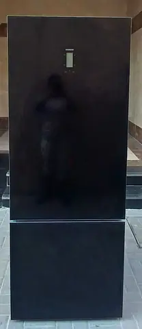 Siemens bottom freezer, top fridge. with 445+ Liters capacity. condition is working perfectly. color