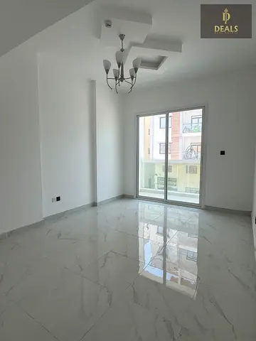 شقة للإيجار – 36,000 درهم إماراتي | حمامان | 4–6 شيكات