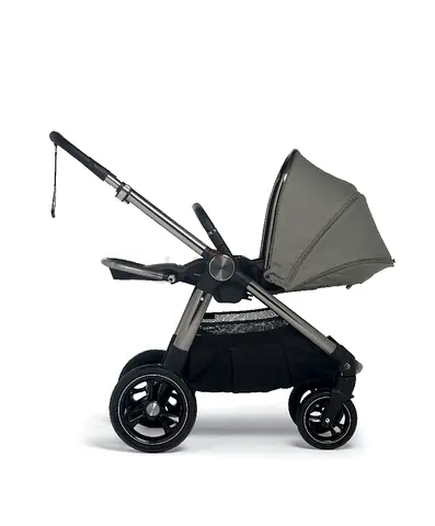 Single seat stroller with reversible seat and large storage basket