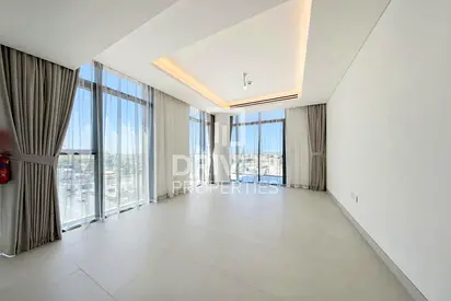 Bright Corner Unit | Mid Floor | Semi Furnished