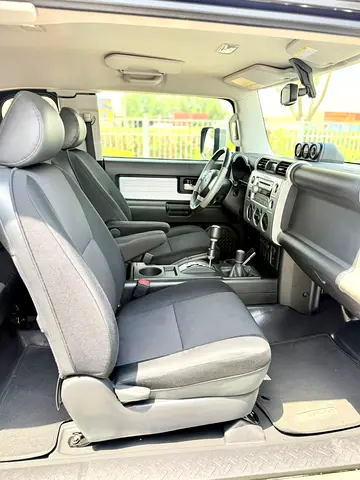 2010 Toyota FJ CRUISER — миниатюра 17