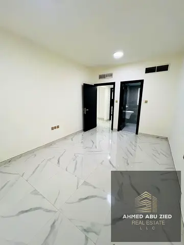 غرفة وصالة أول ساكن في المويهات 3 قرب مدرسة الشويفات والخدمات، غرفة ماستر واسعة مع باركن مجاني و2 حمام، الإيجار 35,000 درهم على 4 أو 6 دفعات والتأمين