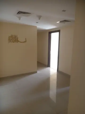 للبيع شقه غرفتين وصاله مع بلكون بالمطبخ وموقف سياره بمنطقة المجاز