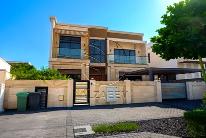 √Luxury Villa | Lift | Pool + Kitchen Appliances√