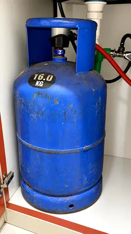 ADNOC gas cylinder 75% full gas with regulator and hose