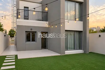 Negociable | Single Row | Large Landscaped Garden