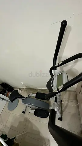 Compact Elliptical Trainer - Rarely Used Home Exercise Machine استخدام نادر في البيت