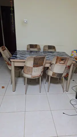 Dining table with 5 chairs extendable.