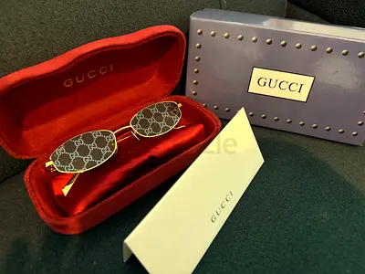 Gucci Oval frame sunglasses with Gold tone - Unisex - Brand New