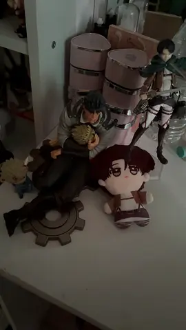 Jojos bizarre adventures, Jonathan holding dio figurine.