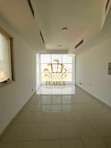 أفخم استديو للإيجار السنوي في ليواره بعجمان، مطبخ منفصل، تكييف مركزي، مساحات واسعة، مقابل متحف عجمان وقريب من محطة الباصات والكورنيش.