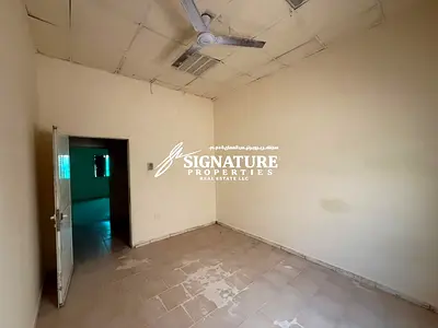 منطقة الجرف الصناعية 1: سكن عمال وموظفين متاح للإيجار؛ يتكون من 34 غرفة وبسعة استيعابية تبلغ 6 أشخاص لكل غرفة