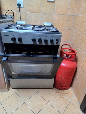 Free-standing gas cooker with oven - new cylinder included