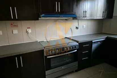 3bed room +maids room for rent in warsan villa single row