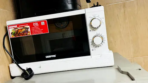 Geepas 20L Countertop Microwave Oven - White, Perfect Working Condition