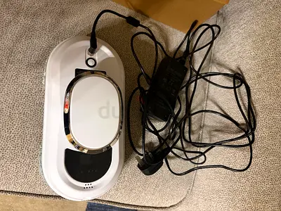 Window-cleaning robot with remote control