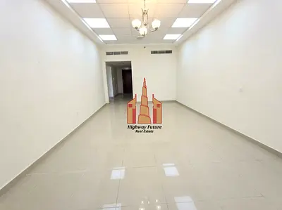 شقة واسعة (غرفة وصالة) مع شهر مجاني، تشمل موقف سيارات وصالة رياضية، وجاهزة للسكن الفوري.