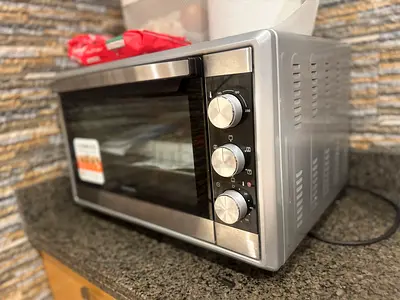 Countertop electric oven with timer and temperature knobs - good condition