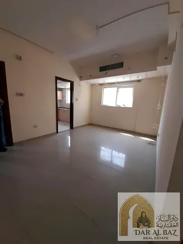 غرفة وصالة للإيجار السنوي في منطقة النباعة بالشارقة، بسعر مميز ومناسب للباحثين عن سكن عملي ومريح في موقع حيوي. الشقة تتكون من غرفة نوم وصالة، مع توفر