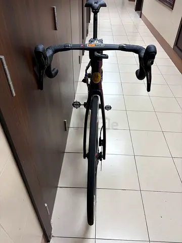 Road bike - full carbone lightweight frame with drop handlebars, good condition
