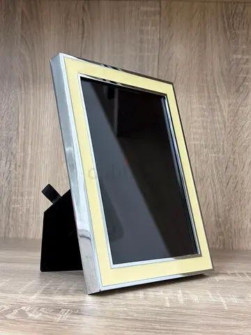 Zara frame white