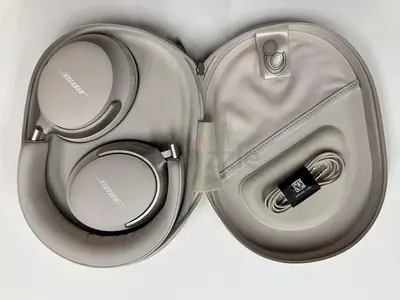 Bose Quite Comfort Ultra Wireless Noise Cancelling Headphones - Silver with Case