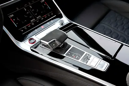 صورة 10 لـ 2025 AUDI RS6
