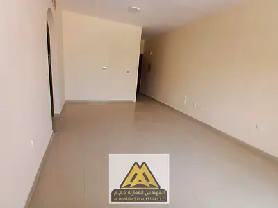 شقة غرفتين وصالة للإيجار السنوي في الجرف 2 عجمان، بلكونة، تكييف مركزي، 2 حمام، صيانة مجانية من المالك، موقع مميز وقريب من جميع الخدمات