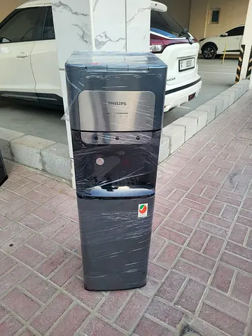 Bottom load water dispenser