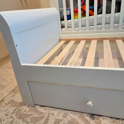 White Wooden toddler bed with Under-Drawer - Good Condition