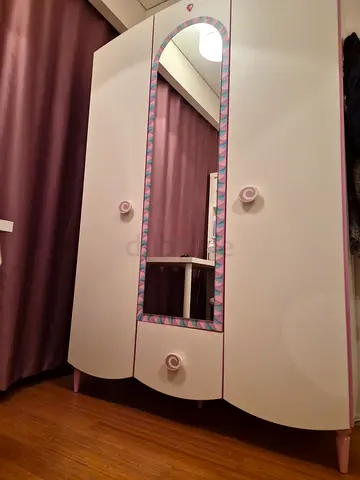 Tree-door wardrobe