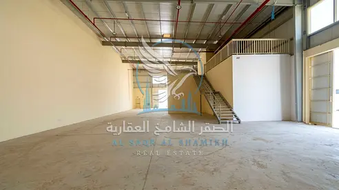 مستودع جديد بالكامل للإيجار في الصجعة – الشارقة | شارع رئيسي | 6,330 قدم²