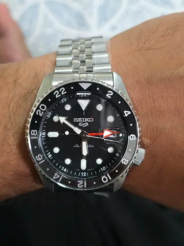 Seiko Automatic GMT Men's Watch - Black/Silver Bezel, Jubilee Bracelet