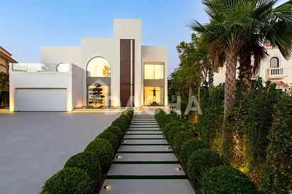 PRESTIGIOUS | MAIN-LAKE | PRIVATE ELEVATOR