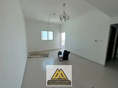شقة مميزة للإيجار السنوي في الجرف 2 بعجمان، تتميز بتوزيع عملي ومريح مع غرفة ماستر وخزائن حائط وبلكونة وحمامين وتكييف مركزي، داخل بناية عائلية ممتازة،