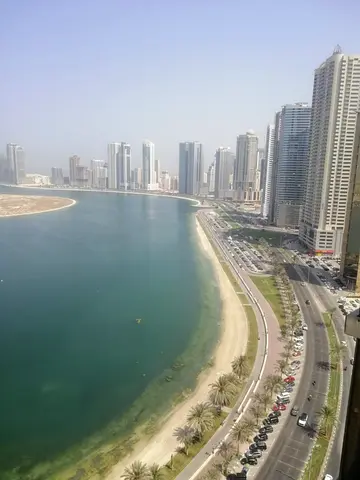 امتلك شقة راقية في برج مساكن الواحة غرفتين وصالة بمساحات رحبة باطلا له مفتوحه علي بحيره الممزر مع موقف سيارة خاص مظلل، (جيم) ، ومسبح بتصميم أنيق