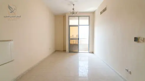 شقة غرفة وصالة للإيجار السنوي مع بلكونة وتكييف مركزي وباركن مجاني ومساحة مريحة وتصميم عملي وسهولة الوصول إلى دبي والشارقة