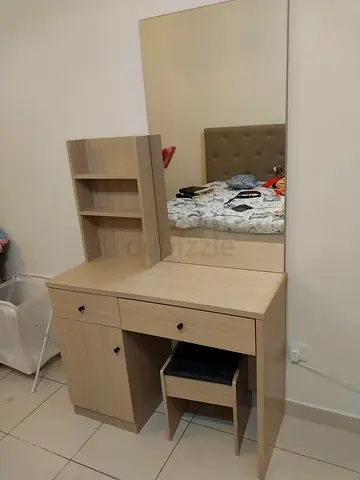 Light wood dressing table with mirror and storage