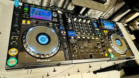 Pioneer CDJ 2000 nexus with DJM 900 Nxs DJ Mixer