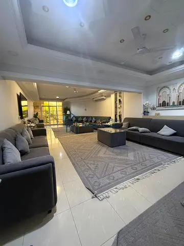 Villa for sale in Sharjah Single-story Located in Al Khuzamiyah Land area: 12,000 sq. ft.