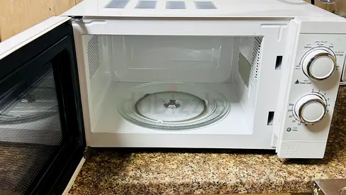 Geepas 20L Countertop Microwave Oven - White, Perfect Working Condition