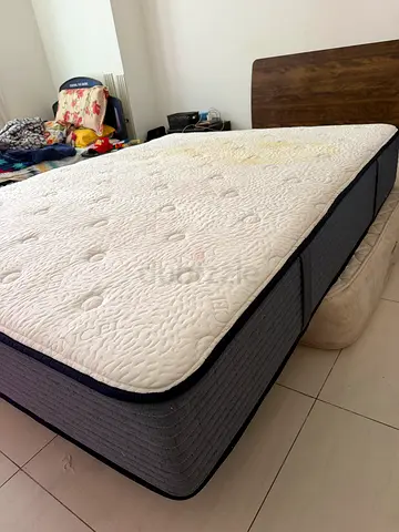 30 cm Orthopedic memory foam Queen size mattress in good condition