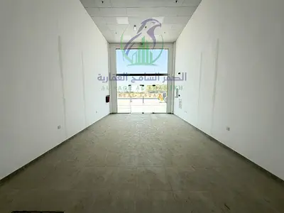 محل للإيجار السنوي في الصجعة بمساحة 500 قدم مربع على شارع رئيسي بواجهة زجاجية أول استخدام جديد كلياً ومجهز بالكامل