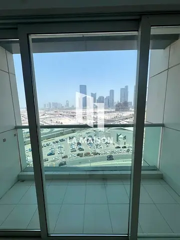 طابق مرتفع | جاهز للسكن | إطلالة على الشارع