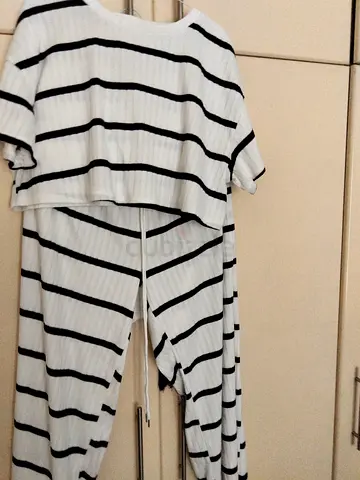 White and black striped cropped top - size 1XL