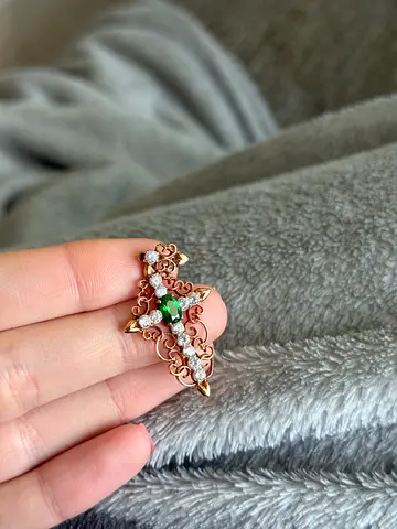 gold-tone filigree brooch with green center stone and crystals 14К