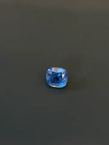 UNHEATED 2ct Blue Saphire from Sri Lanka - Minor Inclusions/ Transparent