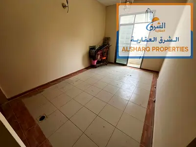 فرصة ذهبية! استوديو فخم للإيجار السنوي بالنعيمية 2 على شارع الملك فيصل مباشرة، مساحة كبيرة، مطبخ منفصل، تكييف وصيانة على المالك، بـ 18 ألف على 4 دفعات