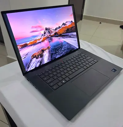 Dell Precision 5690 4K OLED – Ultra 7 / RTX Ada / 32GB / 2TB