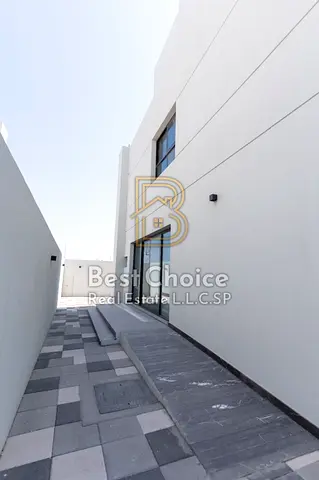 •0 للبيع فيلا مميزة بتصميم واسع وعملي، مناسبة للعائلات الباحثة عن الراحة والخصوصية وتوزيع ممتاز للمساحات. • مساحة الأرض 3,013 قدم مربع، ومساحة البناء